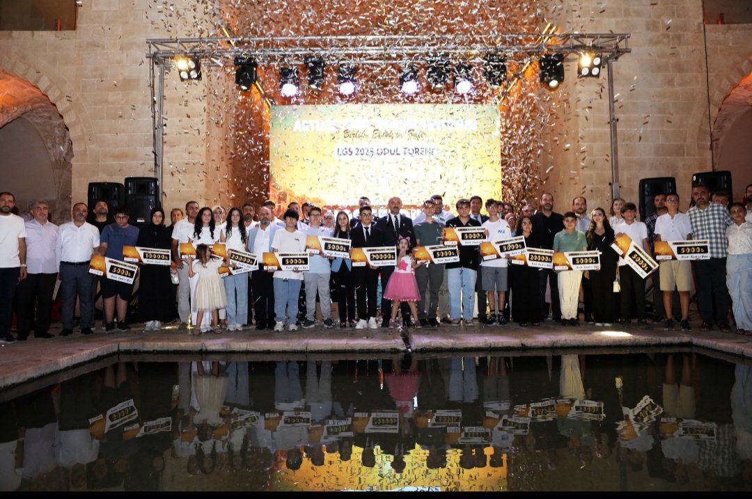 Artuklu ilçe Milli Eğitim Müdürlüğü tarafından Tarihi Kasımiye Medresesi’nde, LGS’de 5 Türkiye birinciliği çıkararak Mardin’imize büyük bir gurur yaşatan öğrencilerimizi ödüllendirdik.
Bu tarihi başarıda emeği olan il/ilçe millî eğitim yöneticilerimize, fedakâr öğretmenlerimize,