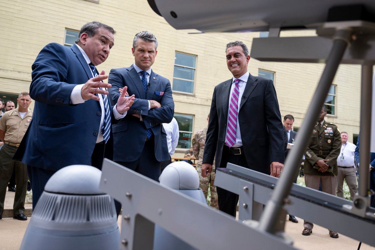 DoDCTO's tweet image. UNLEASHING U.S. DRONE DOMINANCE 🇺🇸
@SecDef and @USDREMichael toured our "drone petting zoo" in the Pentagon courtyard today to see American-made prototypes that have been rapidly developed in 12-24 months.
Accelerated Innovation = Peace Through Strength
