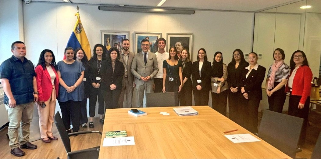 h_constant's tweet image. Recibí hoy a un grupo de estudiantes del 94° curso de verano de la Academia de La Haya de Derecho Internacional, con quienes debatí sobre las medidas coercitivas unilaterales a la luz del derecho internacional. El Sur Global tiene un papel vital para desmontar los dobles…