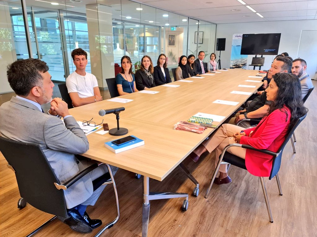 h_constant's tweet image. Recibí hoy a un grupo de estudiantes del 94° curso de verano de la Academia de La Haya de Derecho Internacional, con quienes debatí sobre las medidas coercitivas unilaterales a la luz del derecho internacional. El Sur Global tiene un papel vital para desmontar los dobles…