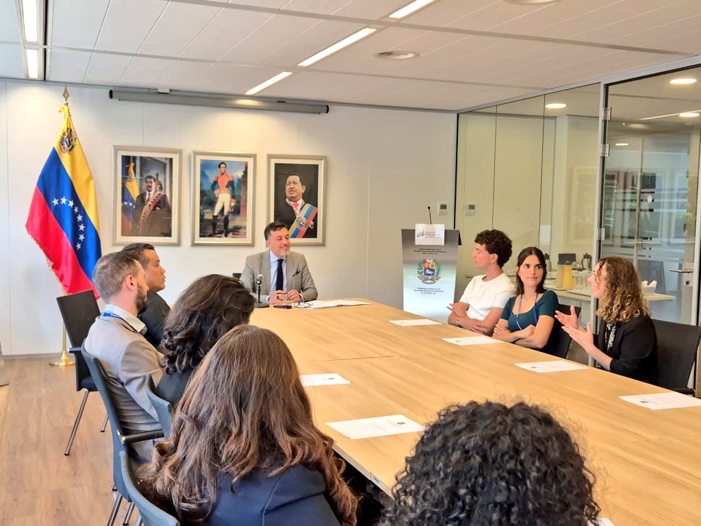 h_constant's tweet image. Recibí hoy a un grupo de estudiantes del 94° curso de verano de la Academia de La Haya de Derecho Internacional, con quienes debatí sobre las medidas coercitivas unilaterales a la luz del derecho internacional. El Sur Global tiene un papel vital para desmontar los dobles…