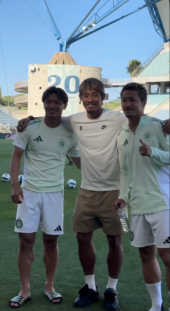 FR_SportingCP's tweet photo. Morita a retrouvé ses compatriotes japonais 🇯🇵Maeda et Hatate avant le match face au Celtic.

#SportingCP 🟢⚪️
#SCPCFC https://t.co/6HluKVlgWj
