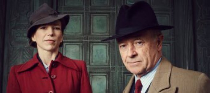 SaveRedlandLibr's tweet photo. 10pm TODAY on #ITV3
From 2002, s1 Ep 3 of #Detective #Drama📺 #FoylesWar - “A Lesson in Murder” directed by #DavidThacker & written by #AnthonyHorowitz
🌟#MichaelKitchen #AnthonyHowell #HoneysuckleWeeks #CherylCampbell #DannyDyer #DavidTennant #MichaelSimkins #JohnShrapnel https://t.co/I7V9yU1vqO