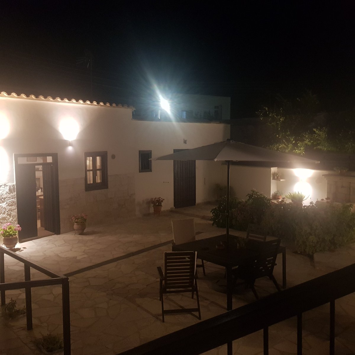 Patrizia_GE's tweet photo. Kataliondas Kourvellos 2025: notre camp de base, une maison traditionnelle chypriote à Lympia, le charme des murs en pierre et argile crue et, surtout, une ample cour pour le lavage et le séchage du matériel découvert lors des fouilles et des prospections https://t.co/cKAlRC6ue1