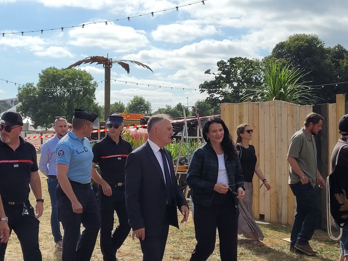 Mel_Thomin's tweet image. 🎉On a labouré la plaine de Kerampuilh pour ouvrir la 33e édition du festival des @Charrues 🎶
Au son du bagad #Karaez : tirer de charrue, présentation du tracteur des frères Morvan, hommage à Evelyne & Jean-René (décorés pour leur engagement) parmi les 7200 bénévoles du site 👏