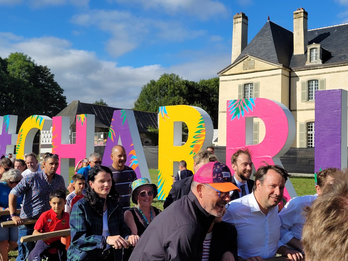 Mel_Thomin's tweet image. 🎉On a labouré la plaine de Kerampuilh pour ouvrir la 33e édition du festival des @Charrues 🎶
Au son du bagad #Karaez : tirer de charrue, présentation du tracteur des frères Morvan, hommage à Evelyne & Jean-René (décorés pour leur engagement) parmi les 7200 bénévoles du site 👏