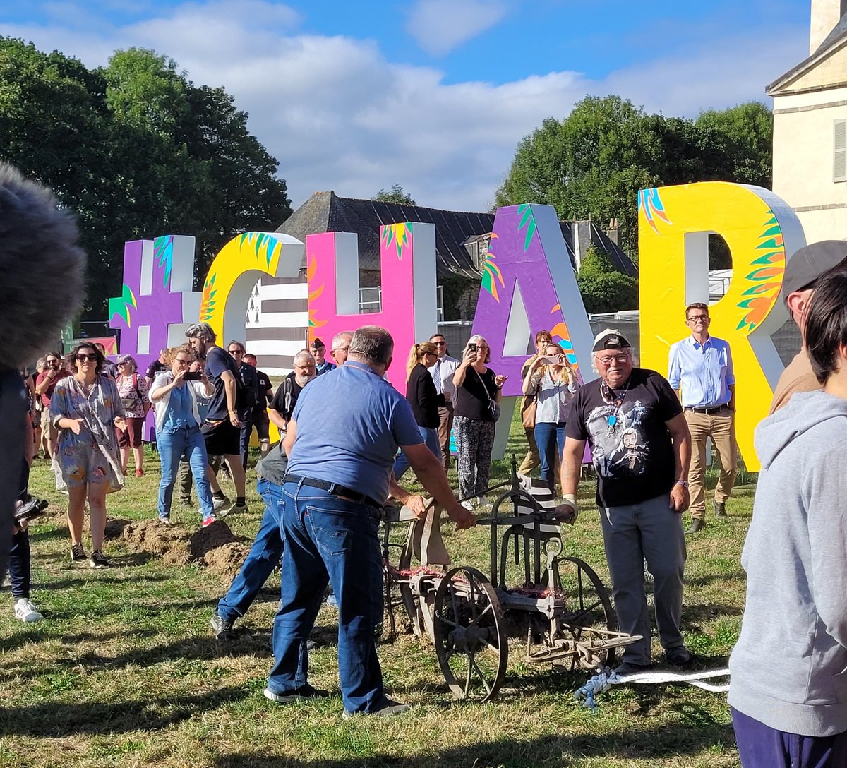 Mel_Thomin's tweet image. 🎉On a labouré la plaine de Kerampuilh pour ouvrir la 33e édition du festival des @Charrues 🎶
Au son du bagad #Karaez : tirer de charrue, présentation du tracteur des frères Morvan, hommage à Evelyne & Jean-René (décorés pour leur engagement) parmi les 7200 bénévoles du site 👏
