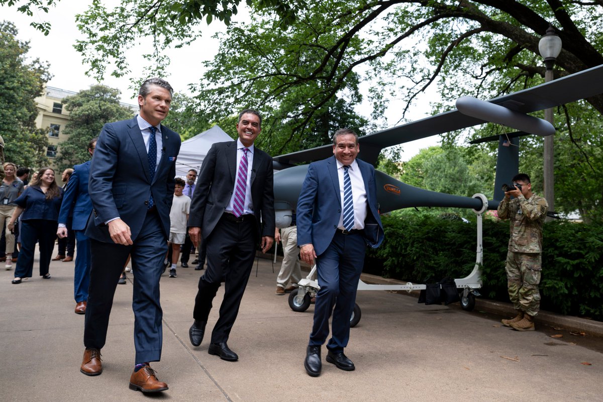DoDCTO's tweet image. UNLEASHING U.S. DRONE DOMINANCE 🇺🇸
@SecDef and @USDREMichael toured our "drone petting zoo" in the Pentagon courtyard today to see American-made prototypes that have been rapidly developed in 12-24 months.
Accelerated Innovation = Peace Through Strength