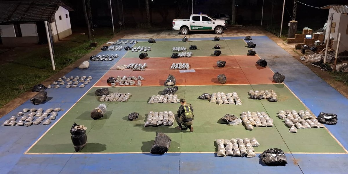 PatoBullrich's tweet image. Los narcos quisieron meter más de 500 kilos de droga en Misiones, de noche y en lancha por el río Paraná. GNA lo impidió.
Frontera controlada, droga afuera.
Millones de dosis no van a envenenar a nadie.
Droga que se incauta, se quema.
