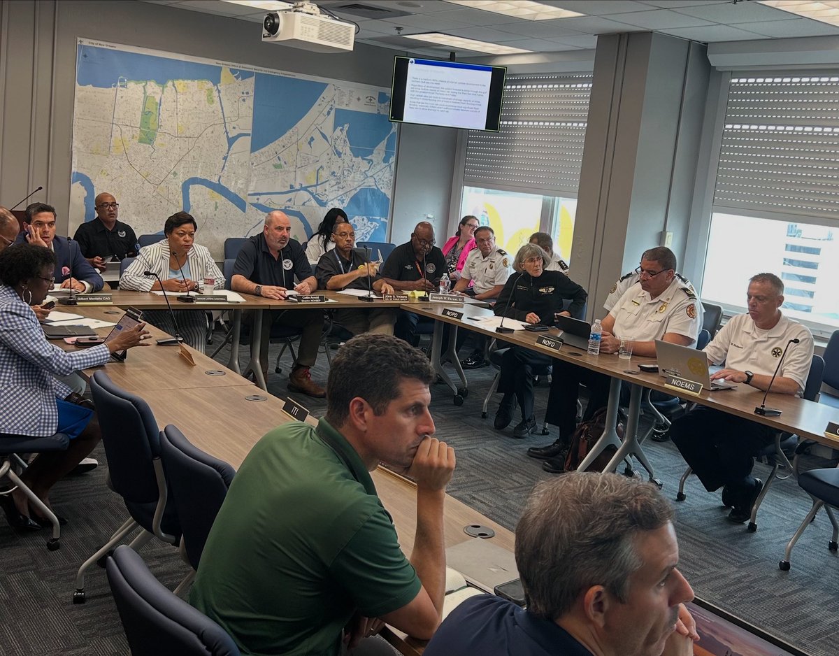 nolaready's tweet image. (1/2) The New Orleans Office of Homeland Security and Emergency Preparedness (NOHSEP) hosts a Mayors Briefing for Tropical Disturbance 93L, where departmental leadership brief the Mayor on efforts in place ahead of potential rainfall and flooding.
