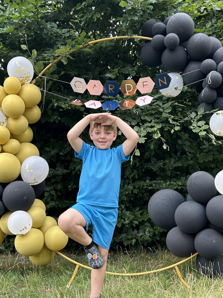They loved taking their photos in front of the most fabulous balloon arch created by the very talented _partyboxuk 
📸🎈