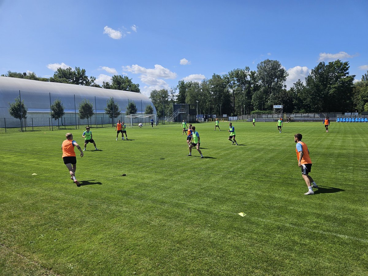 SSkolwin's tweet image. 𝐏𝐫𝐳𝐲𝐠𝐨𝐭𝐨𝐰𝐚𝐧𝐢𝐚 𝐭𝐫𝐰𝐚𝐣𝐚̨ - 𝐰 𝐬𝐨𝐛𝐨𝐭𝐞̨ 𝐠𝐫𝐚𝐦𝐲 𝐳 𝐖𝐚𝐫𝐭𝐚̨ 🏋️⚽️🏃🏼

Niezależnie od pogody, czy to w słońcu czy deszczu, pierwszy zespół Świtu Szczecin przygotowuje się do inauguracji rozgrywek Betclic 2 Liga.

W sobotę o godzinie 12:00 w Skolwinie,…