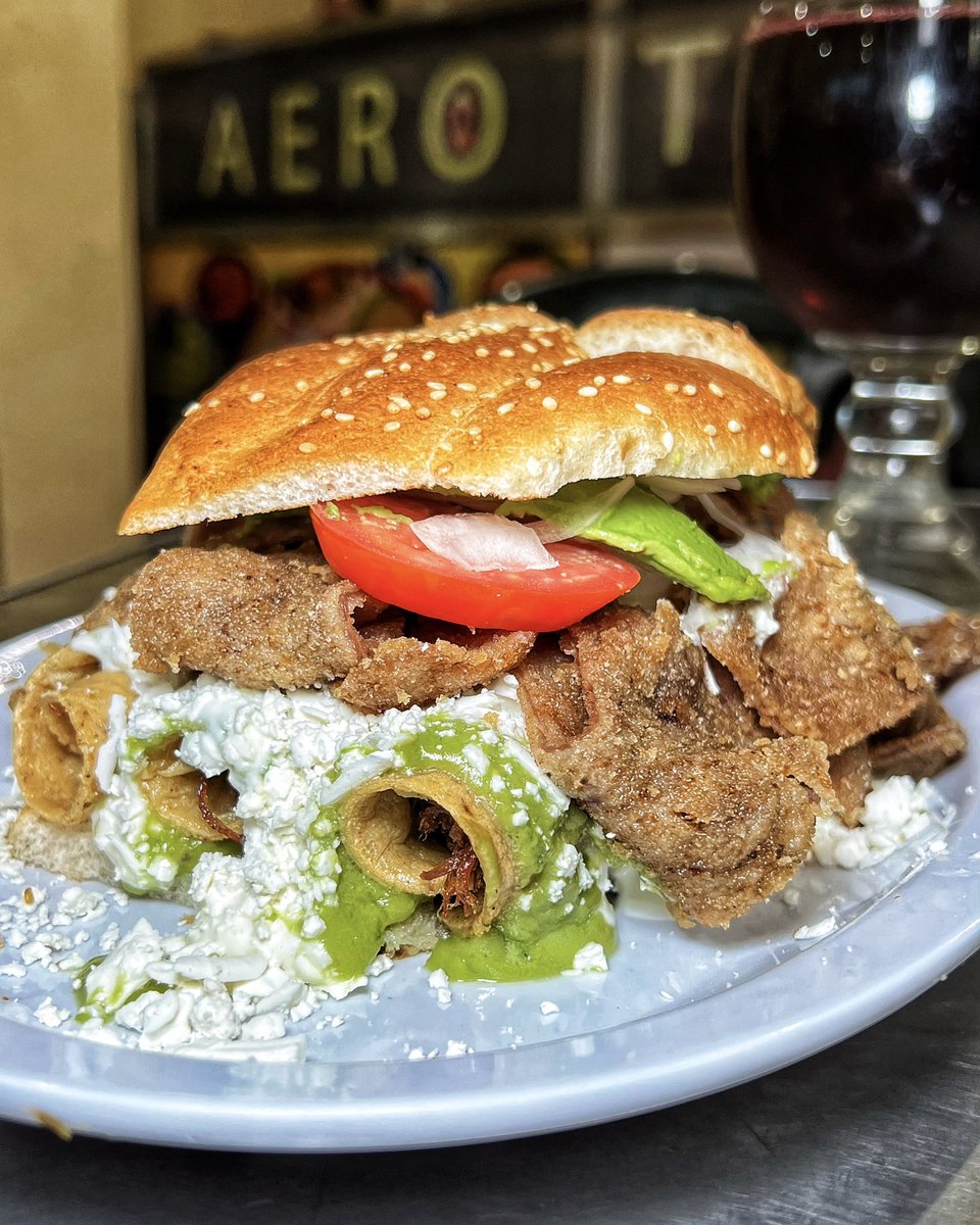 ComidistasMx's tweet photo. Torta de flautas con milanesa de Aerotortas, muy cerca del Aeropuerto de #CDMX https://t.co/JGVkCOJbe5
