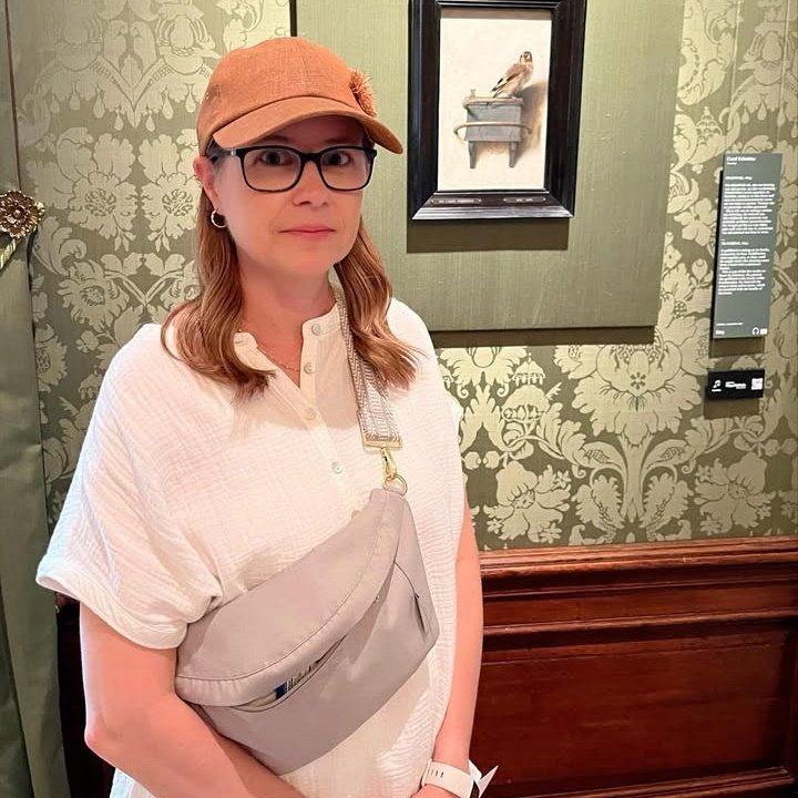 officedundies's tweet image. muita gente anda falando da aparência da Jenna esse ano como se ela estivesse "acabada" como estão dizendo, e volto a afirmar que ela passou por tratamento de câncer ano passado e ela estava usando peruca como na primeira foto e agora seu cabelo está curtinho agora veja bem+