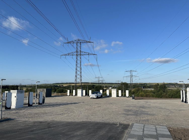 EstherRebers's tweet image. Great numbers for @Tesla Denmark!🇩🇰
They have created 4 new supercharger locations in the last month only...
In total 72 V4 stalls.
Located in:
- Næstved – 20 stalls
- Nyborg – 16 stalls
- Svenstrup – 24 stalls
- Struer – 12 stalls
What a start of the Summer vacation!
Well done…