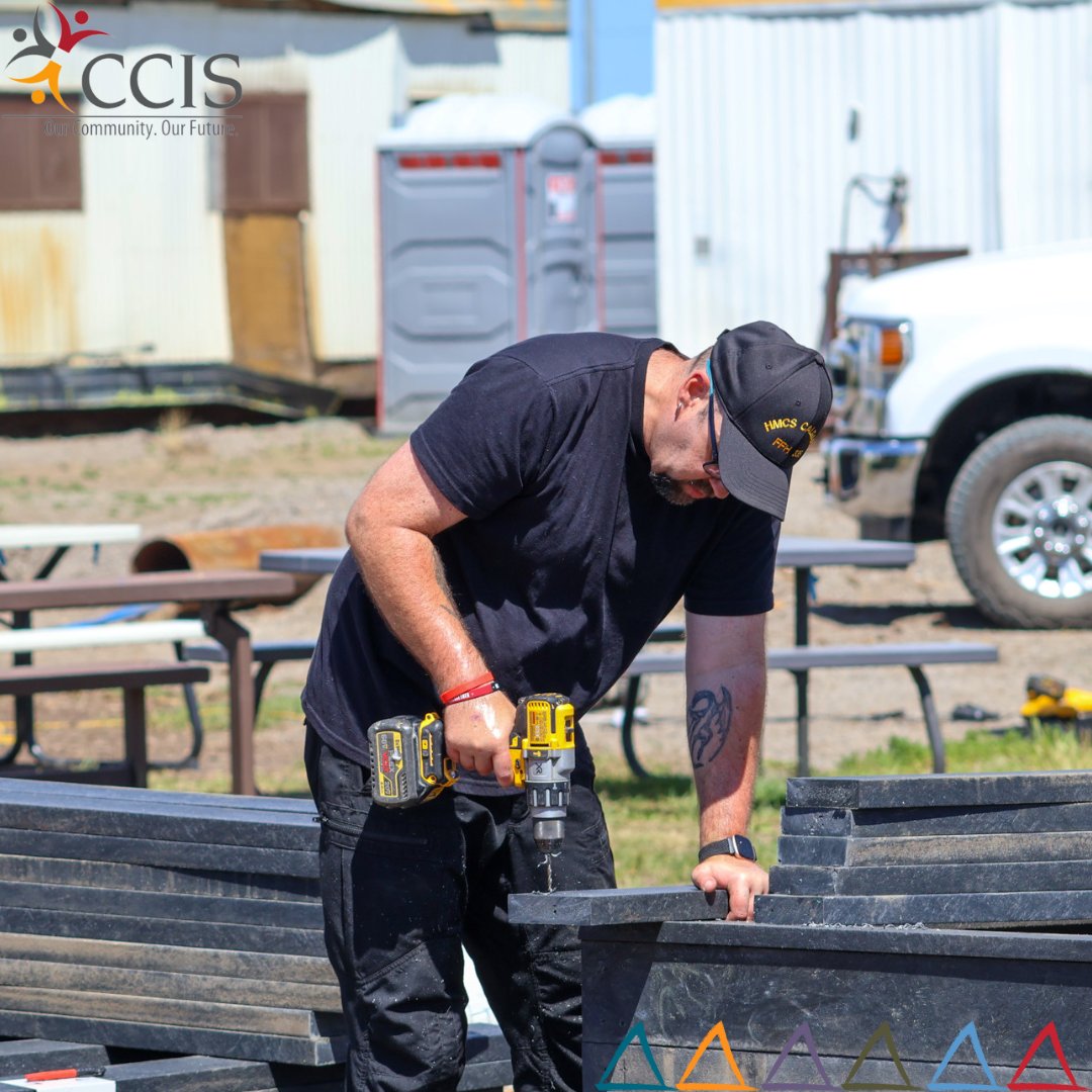 CCISAB's tweet image. #HMCSCalgary @RoyalCanNavy crew helped build 15 raised garden beds from recycled materials at Land of Dreams—making gardening accessible for all! 🌱 Thanks to Emcor &amp;amp; @cityofcalgary! #YYC #Community