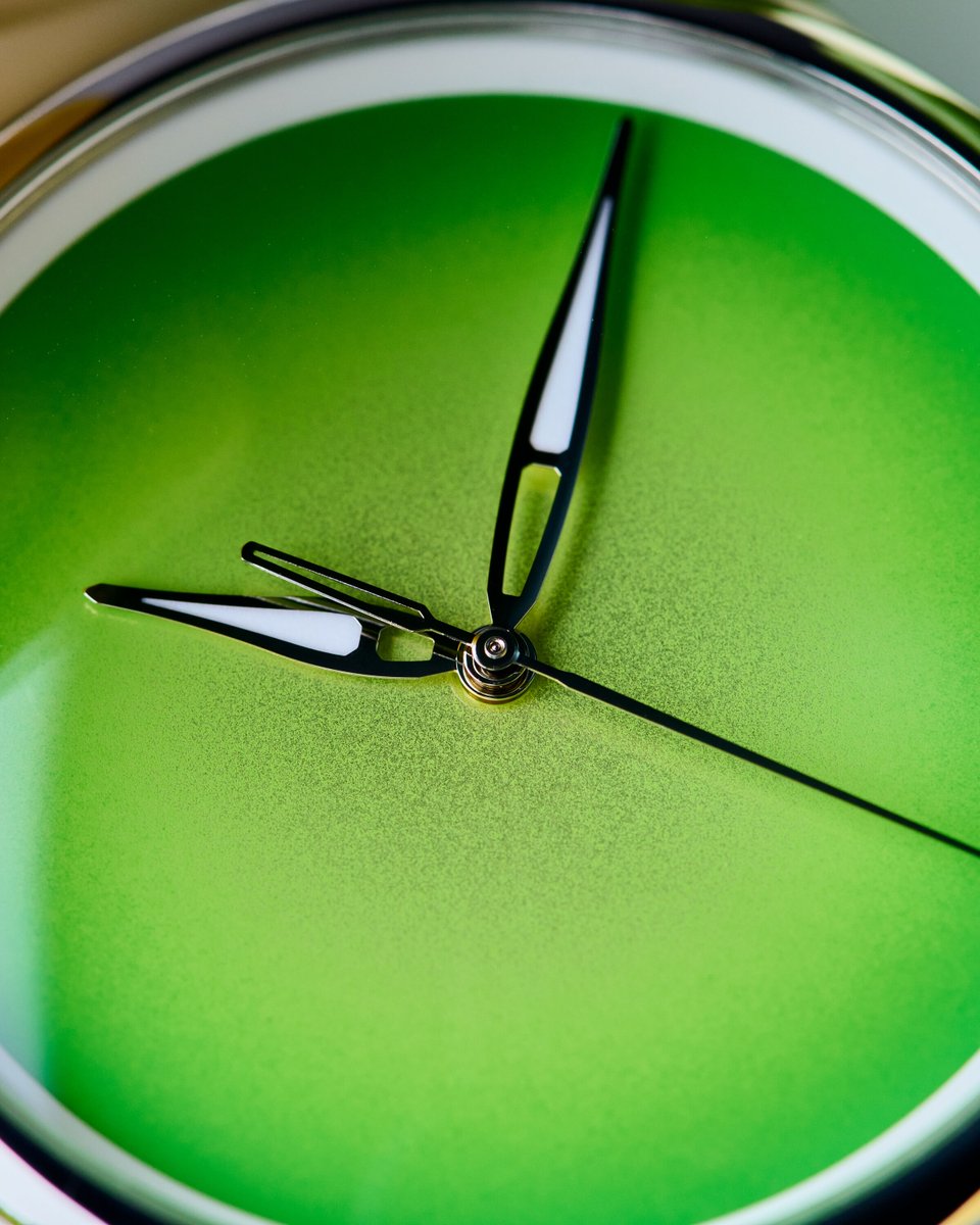 EuropeanWatchCo's tweet image. ☀️ When your watch hits harder than a summer spritz.

The H. Moser &amp;amp; Cie. Pioneer Concept “Citrus” isn’t just a burst of color - it’s pure summer energy!

No logo. No markers. Just an electric lime-green gradient that looks like it was squeezed fresh and poured over one of the…
