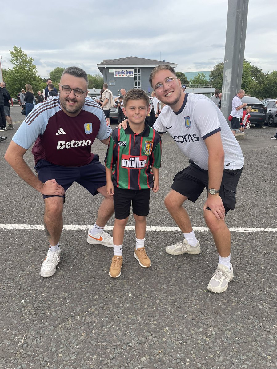 designs_HR's tweet image. Well at least the lad got a pic with the @villaontour_ boys.
Cheers fellas!!