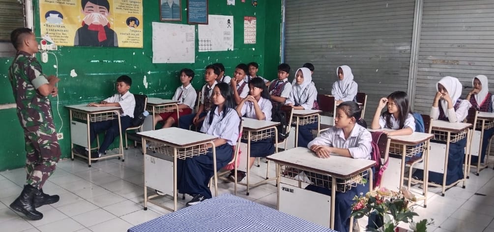 Pendam5's tweet image. MPLS di SMP Sasana Bakti Surabaya menghadirkan Babinsa untuk edukasi kebangsaan. Generasi muda siap berkontribusi! #MPLS #CintaTanahAir #TNI #Surabaya. Simak selengkapnya disini 👇👇👇 kodam5brawijaya.tni-ad.mil.id/babinsa-sertu-…