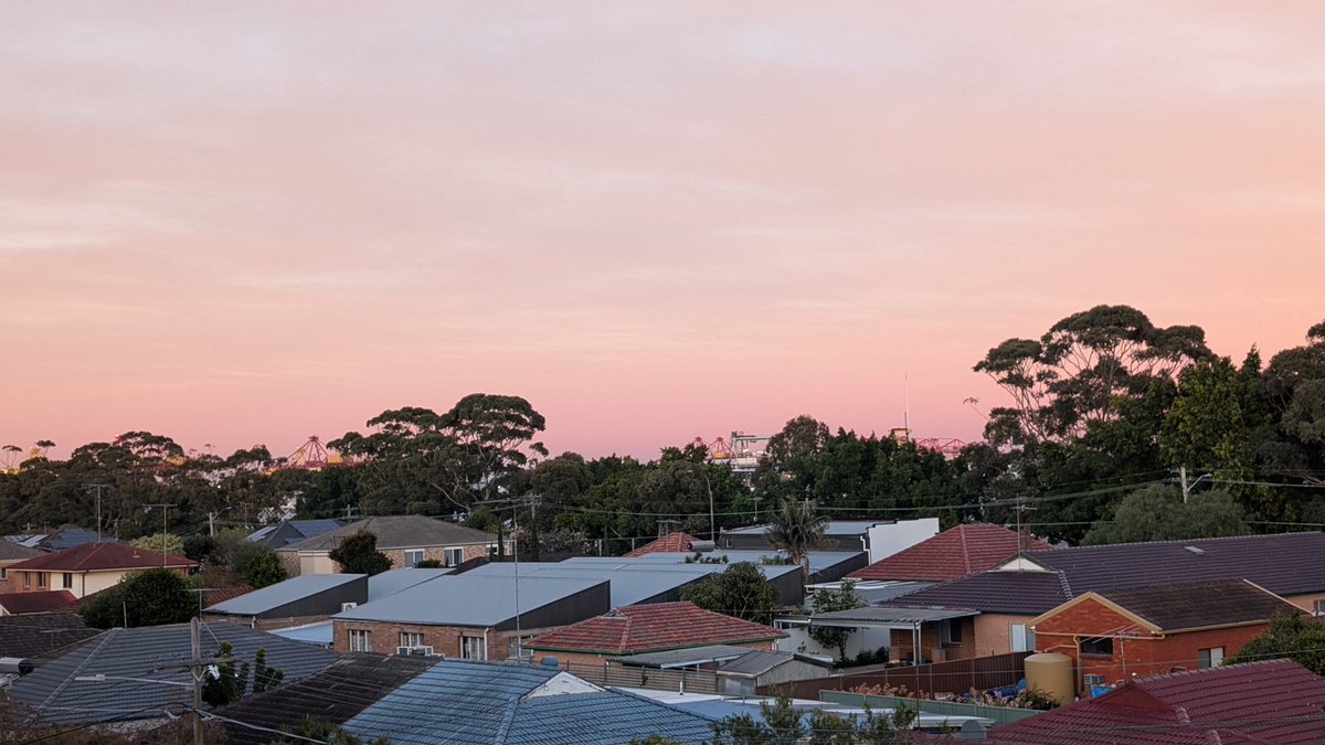higgins1112's tweet image. Pink clouds in Sydney this morning.