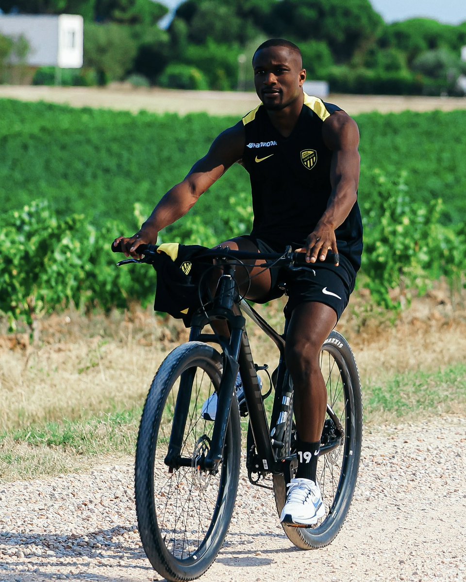 MoussaDiaby_19's tweet photo. Back 💛🖤 #M19🌪️ https://t.co/sHQBMZQTeR