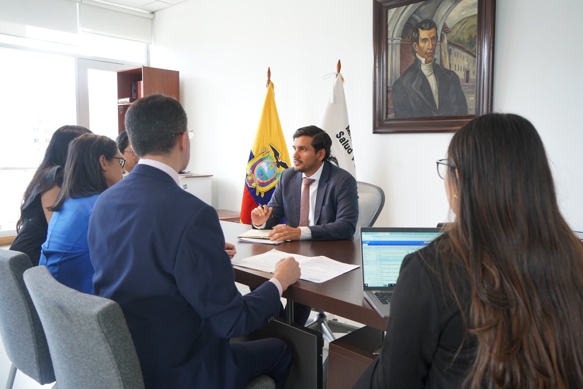 Ecuatorianas y ecuatorianos. 

Desde hoy asumo la responsabilidad de comandar el Ministerio de Salud Pública y trabajar por el objetivo del Gobierno Nacional de construir un sistema sanitario de calidad y eficiente.  

Cuente con mi respaldo señor Presidente Constitucional de la