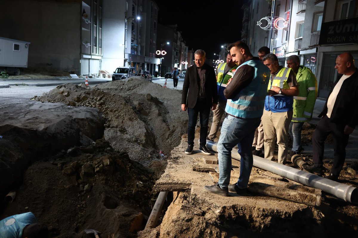 Menderes Caddesi’ndeki eskiyen, sık sık arızalara neden olan ve sağlık açısından risk taşıyan 800’lük çelik içme suyu hattını yeniliyoruz.

Başkanımız Adem Uzun, çalışmaları yerinde inceleyerek, gecenin ilerleyen saatlerine kadar mesai harcayan ekiplerimize kolaylıklar diledi.