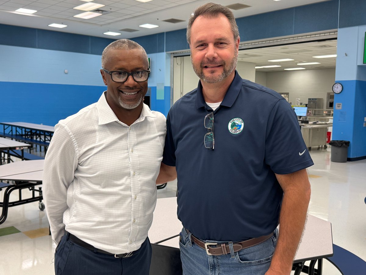 An exciting homecoming for Baltimore Ravens Asst. Head Coach Willie Taggart! On Tuesday, he joined School Board Members, community leaders, and proud Lincoln Memorial alumni for an important announcement from the Taggart Family Foundation. Read more at manateeschools.net/goodnews.