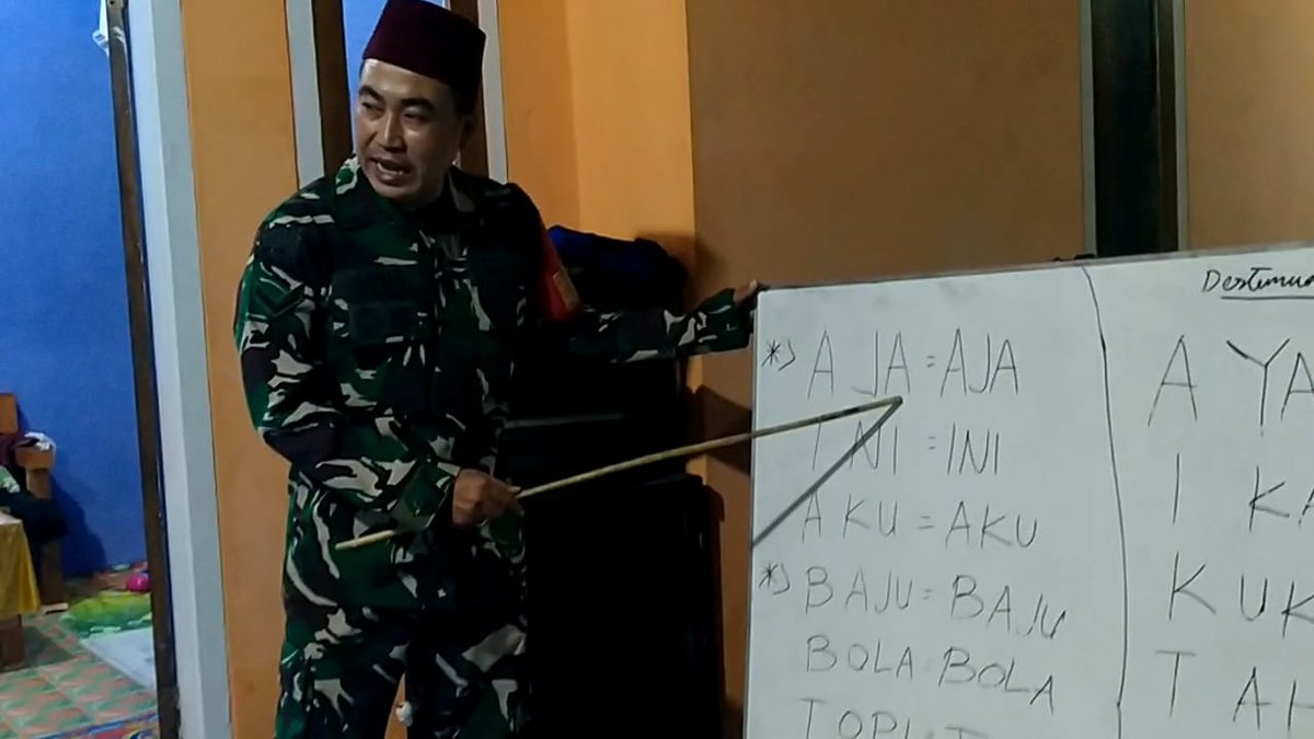 Pendam5's tweet photo. Serda Ayub Priyo Susilo mengajar membaca kepada ibu-ibu di Kalipuro. Dedikasi TNI untuk pendidikan patut dicontoh! #TNI #Pendidikan #Kalipuro #Pengabdian. Simak selengkapnya disini πππ https://t.co/ZD6WdzZx4G https://t.co/cYIy76bIcx