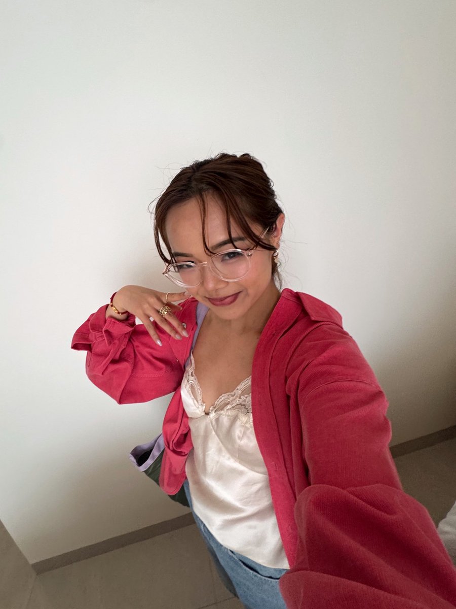 AnnieLiao_2000's tweet image. locked in too hard recently and now I have to wear glasses :((. at least it makes me look a little bit smarter and more enterprise ready. be careful out there guys!