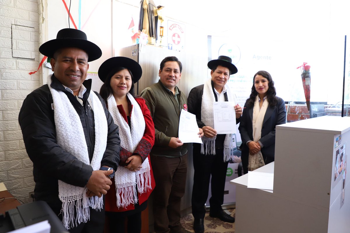 SunarpOficial's tweet photo. #NoticiasSunarp | ¡Más cerca a la ciudadanía! A través de la #SunarpAyacucho, inauguramos un nuevo #AgenteSunarp en la Municipalidad Distrital de Chiara, beneficiando a más de 7 mil ciudadanos con servicios registrales más ágiles y sin largos desplazamientos. ✅📄 https://t.co/CFgh4sLaHJ
