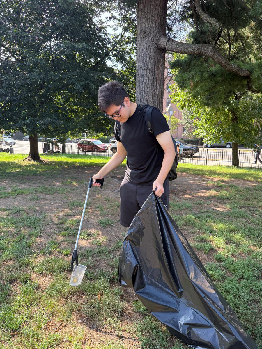 CMSusanZhuang's tweet image. Volunteers were back at Seth Low Park this morning. We can keep our neighborhood clean together 💪
