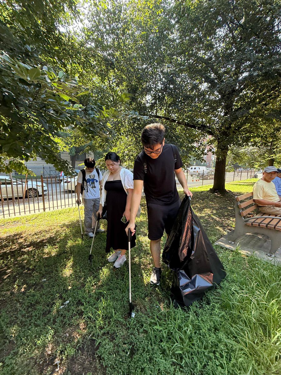 CMSusanZhuang's tweet image. Volunteers were back at Seth Low Park this morning. We can keep our neighborhood clean together 💪