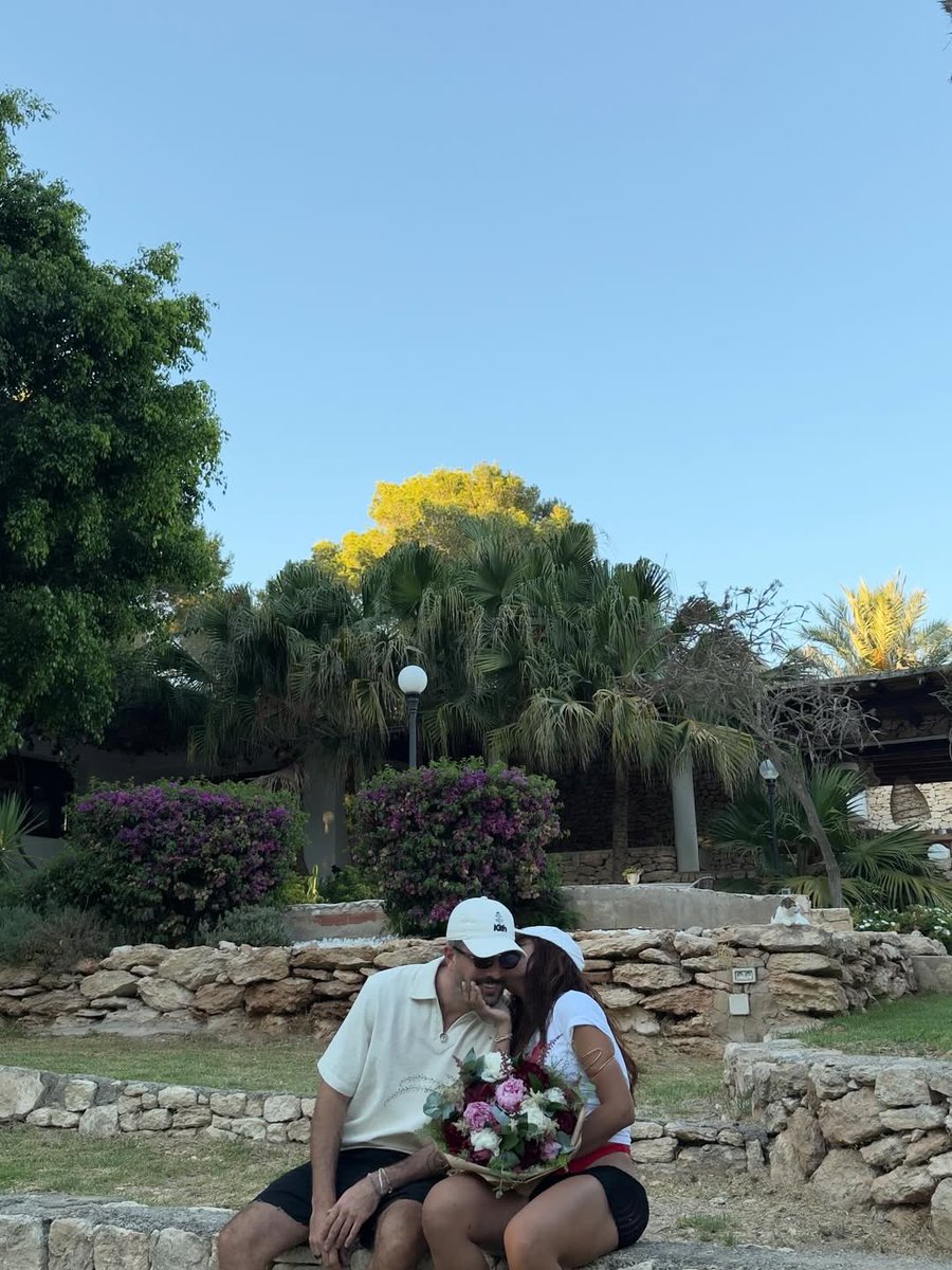 📸 Anitta e seu namorado, Ian Bortolanza, curtindo momentos juntos em Ibiza, na Espanha.