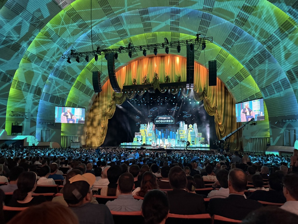 Epic showing by Acquired last night.

6,000+ at a sold out Radio City Music Hall with Jamie Dimon, Meredith Kopit Levien, and Barry Diller.

Sign of a bigger trend... 

From Acquired to Blockworks to Pirates Wire to TBPN to Not Boring to Core Memory and more.

It's clear founder