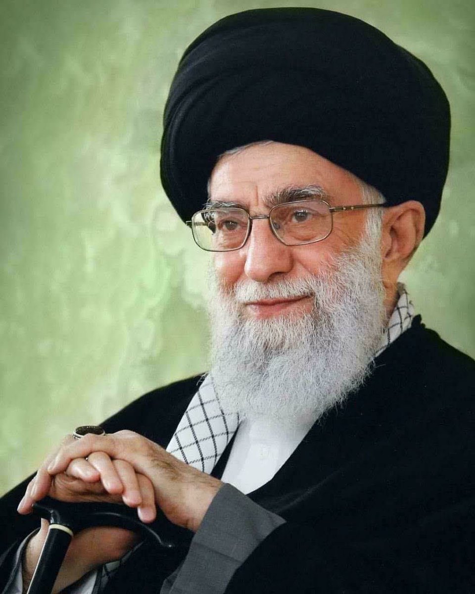 Maman__Reyhan's tweet image. حکیم فرزانه ما فرمود: ج،ولان،ی لگد مال خواهد شد
و امروز ج،ولان،ی توسط همان هایی که باهاشون دست داده بود لگد مال شد.