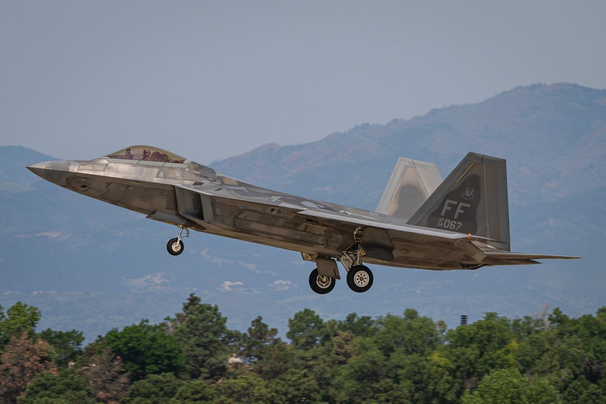 GDevorePhotos's tweet image. FIRST01, a flight of 4 F-22s from the 149th Fighter Squadron out of Joint Base Langley-Eustis land at Peterson SFB.