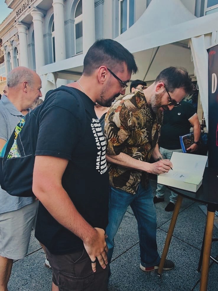 angrepe's tweet image. Today we got @misterkristoff and @LordGrimdark to sign our books.
Our first and last books of our little reading club respectively.
Very happy!
#Celsius232