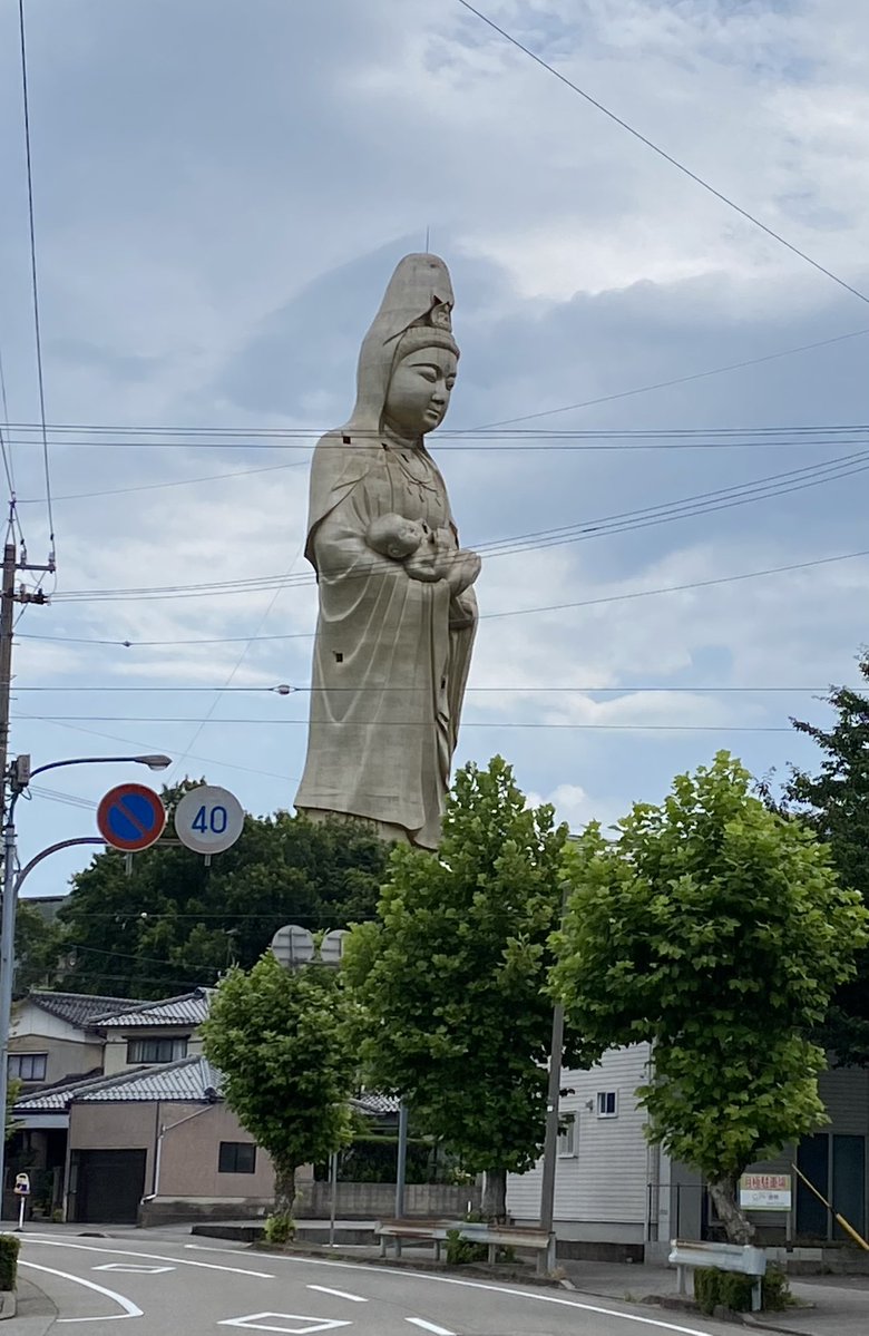 Hadutiwo's tweet image. 茶店営業日^ ^
加賀温泉駅の後方にお立ちになってる観音様
近くで見ると、すごい迫力ですΣ( ̄。 ̄ノ)ノ
#山代温泉 #温泉むすめ #山代八咫 #はづちを #加賀温泉郷 #加賀は引力 #夏月姫の地元は加賀市じゃん