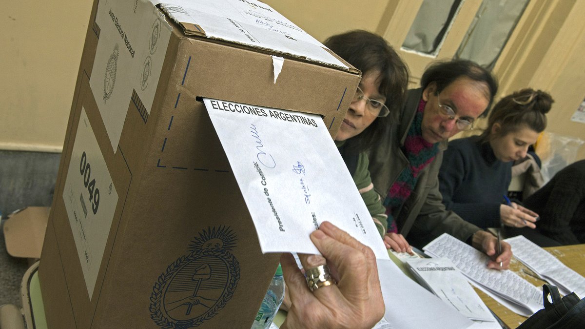 FM En Tránsito (@fmentransito) on Twitter photo Elecciones 2025: ¿Qué se juega en la primera y la tercera sección electoral de PBA? 🗳
Todo lo que tenés que saber de cara al cierre de listas 👉🏽 bit.ly/4nT2r6A
✍🏼 <a href="/BelenTenaglia/">Belén Tenaglia</a> Elecciones 2025: ¿Qué se juega en la primera y la tercera sección electoral de PBA? 🗳
Todo lo que tenés que saber de cara al cierre de listas 👉🏽 bit.ly/4nT2r6A
✍🏼 <a href="/BelenTenaglia/">Belén Tenaglia</a>