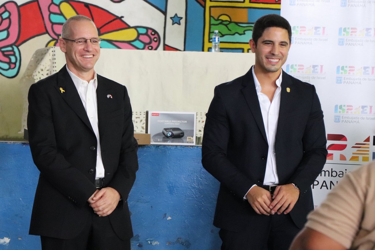 Entregamos equipos tecnológicos a la Escuela Secundaria Octavio Méndez Pereira como símbolo de hermandad y compromiso con el desarrollo educativo en Panamá.

El embajador <a href="/ItaiBardov/">Itai Bardov</a> , junto al diputado <a href="/PerezBarboni/">José Pérez Barboni 🟧🟦</a> , reafirmaron los lazos de cooperación con una donación que