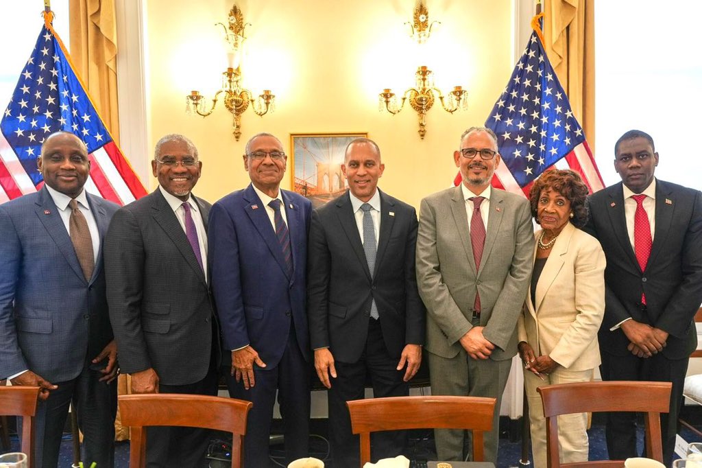 PrimatureHT's tweet image. COMMUNIQUÉ DE PRESSE
Le Premier ministre intensifie la diplomatie avec Washington pour défendre les intérêts stratégiques d’Haïti
Washington D.C., le 16 juillet 2025. — Le Premier ministre, Monsieur Alix Didier Fils-Aimé, poursuit son offensive diplomatique en rencontrant des…