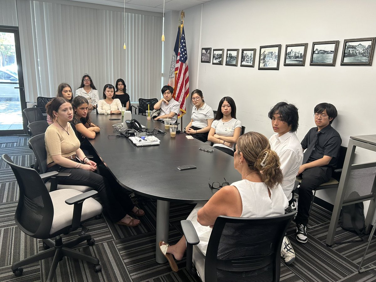 SenSteveChan's tweet image. Also today, our interns, accompanied by Advisor Ari Kagan, had the opportunity to sit down with Marnee Elias-Pavia, District Manager, CB 11!
Thanks again for having us!
