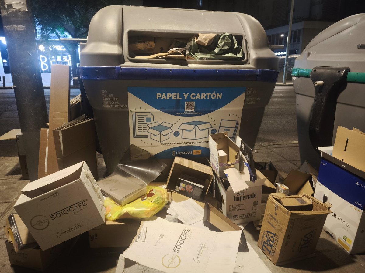 nuriveras's tweet photo. Pasan las horas y @lipasam ni  recoge ni responde de cómo comunicarlo.
En los contenedores solo indica que no se dejen residuos fuera, pero no se indica donde comunicarlo.
@Ayto_Sevilla @Nervion_aldia @GranPlazaSevill https://t.co/PHQ80iYYzn