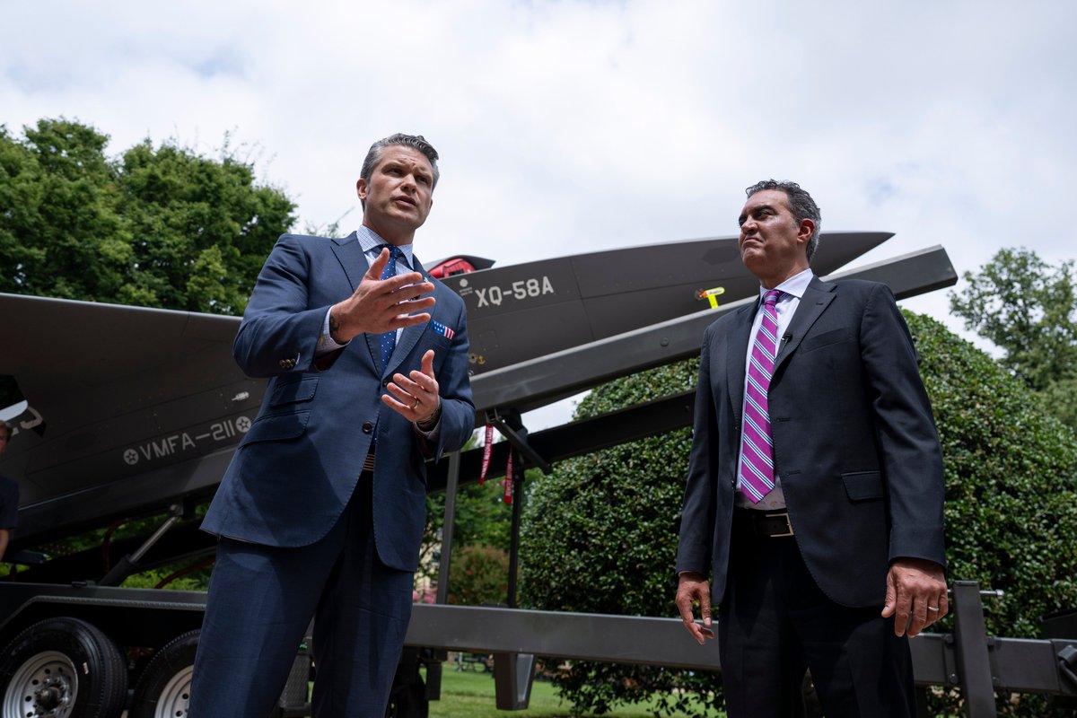 USDREMichael's tweet image. Today I joined @SecDef in the Pentagon courtyard to discuss several of our drone projects that have been rapidly tested, evaluated, and developed.
We will continue to expedite drone production and help unleash American drone dominance 💪🇺🇸