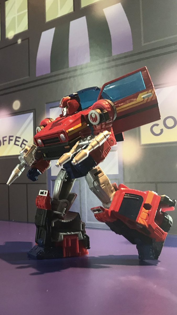E4_maxtoki's tweet image. まじまじ見てたら昔のパッケージ絵のように見えてくる、TF博のフォトスポット写真