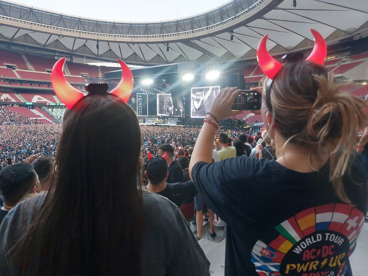 Poder compartir mi cuarto directo de los <a href="/acdc/">AC/DC</a> con mis hijas...
AC ⚡️DC #PowerUpTour
#madrid2025 #Rock #metalgod