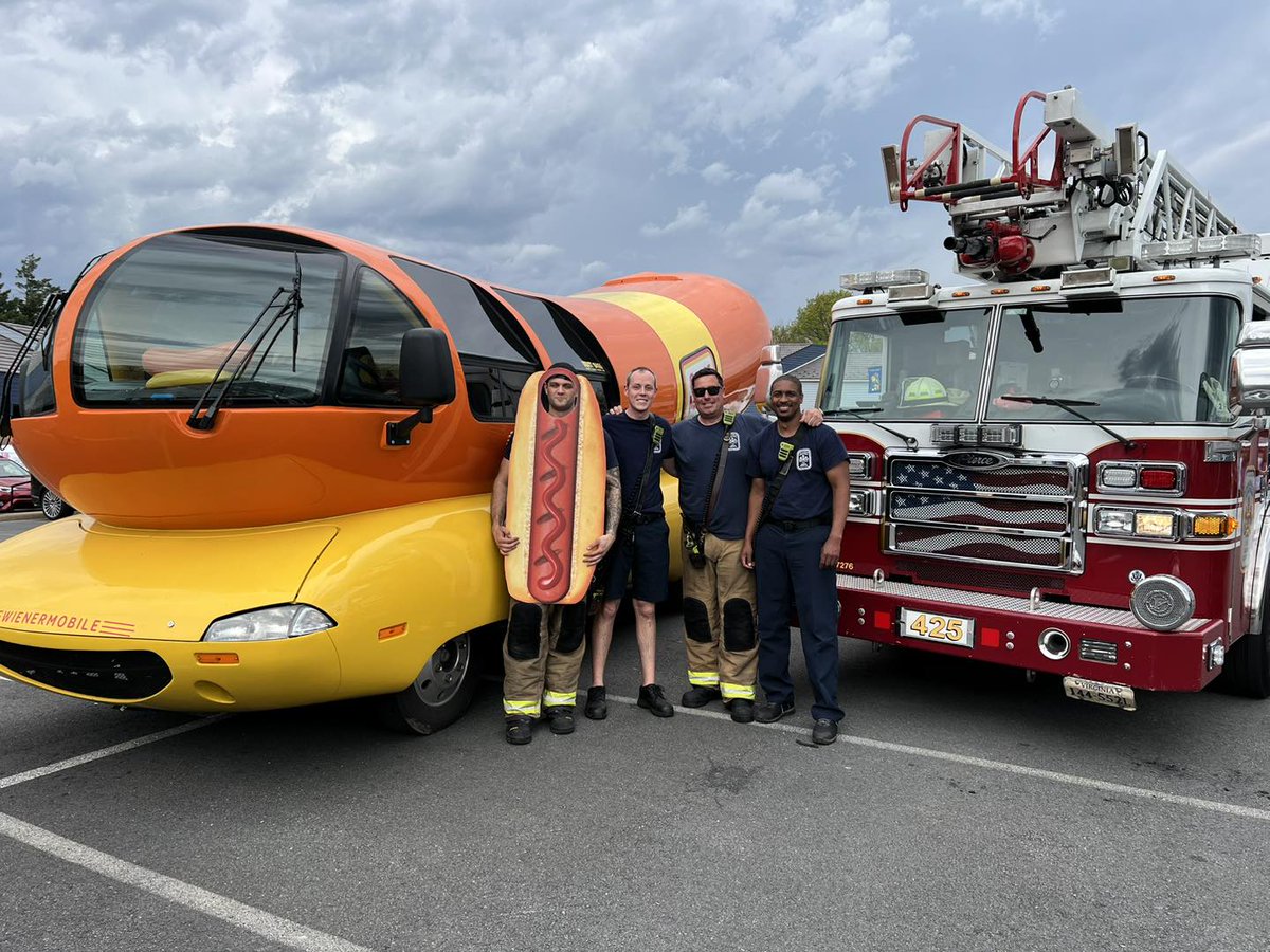 ffxfirerescue's tweet image. Let's celebrate #NationalHotDogDay! Before you fire up the grill remember:
🌭Never leave your grill unattended
🌭Never use gasoline to start a fire
🌭Keep a garden hose or a fire extinguisher handy
🌭Never use a grill on apartment or condo balconies
🌭Keep children & pets away