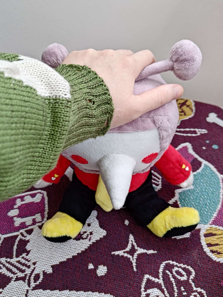 gomennasans's tweet image. i was upset that tenna didnt get an official plush so i made my own!
hes designed and hand sewn by me, with magnets in his hands and bendable antennae
its my first plush so he has a lot of imperfections - but hes perfect to me :')
#tenna #DELTARUNE #tennaDeltarune #plush