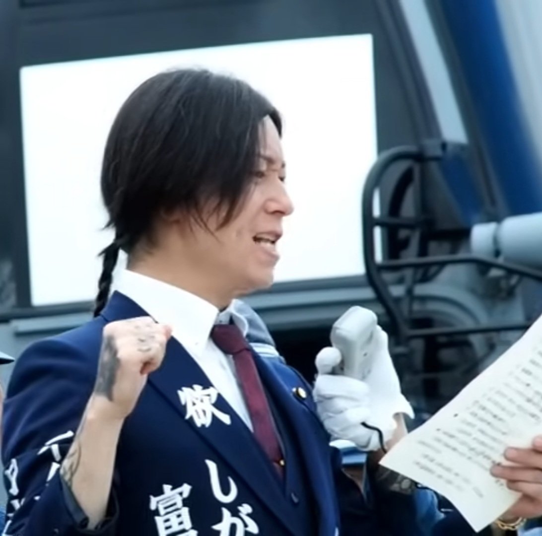 こんな表情してるけど
カンペ ガン見w